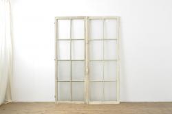 【オーダー建具実例】過去のオーダー建具を参考にサイズ縮小し、片引き戸3枚を再現製作。平型戸車、引き手を取り付け、当店オリジナルの花菱模様ガラス、すりガラス、色ガラスをご希望の箇所へ組み入れました。濃い茶色の着色で仕上げ、大正ロマンな雰囲気に。(ガラス戸、建具)