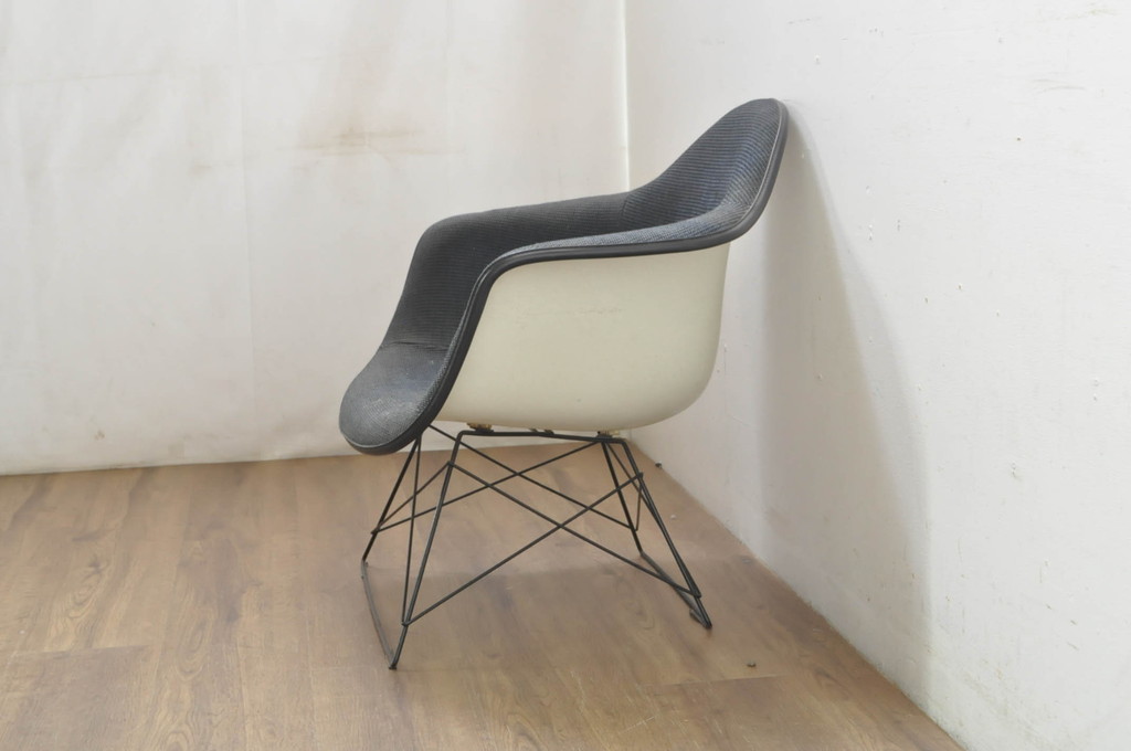 アメリカビンテージ　Modern Furniture Sales(モダンファニチャーセールス社) 現Hermanmiller(ハーマンミラー社)　Charles & Ray Eames(チャールズ&レイ・イームズ)　ローワイヤーベース　ファイバーグラス　洗練されたデザインがおしゃれなLARアームシェルチェア(ラウンジチェア、椅子、イス、ヴィンテージ)(R-080719)