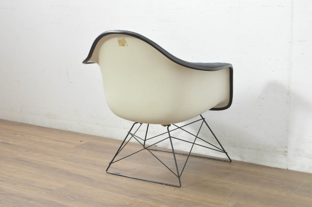 アメリカビンテージ　Modern Furniture Sales(モダンファニチャーセールス社) 現Hermanmiller(ハーマンミラー社)　Charles & Ray Eames(チャールズ&レイ・イームズ)　ローワイヤーベース　ファイバーグラス　洗練されたデザインがおしゃれなLARアームシェルチェア(ラウンジチェア、椅子、イス、ヴィンテージ)(R-080719)