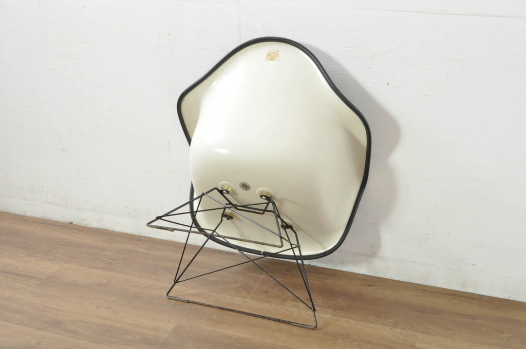 アメリカビンテージ　Modern Furniture Sales(モダンファニチャーセールス社) 現Hermanmiller(ハーマンミラー社)　Charles & Ray Eames(チャールズ&レイ・イームズ)　ローワイヤーベース　ファイバーグラス　洗練されたデザインがおしゃれなLARアームシェルチェア(ラウンジチェア、椅子、イス、ヴィンテージ)(R-080719)