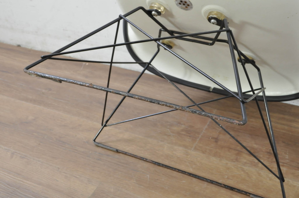 アメリカビンテージ　Modern Furniture Sales(モダンファニチャーセールス社) 現Hermanmiller(ハーマンミラー社)　Charles & Ray Eames(チャールズ&レイ・イームズ)　ローワイヤーベース　ファイバーグラス　洗練されたデザインがおしゃれなLARアームシェルチェア(ラウンジチェア、椅子、イス、ヴィンテージ)(R-080719)