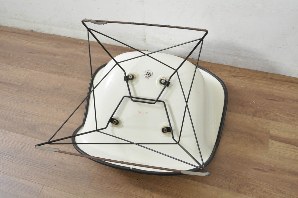 アメリカビンテージ　Modern Furniture Sales(モダンファニチャーセールス社) 現Hermanmiller(ハーマンミラー社)　Charles & Ray Eames(チャールズ&レイ・イームズ)　ローワイヤーベース　ファイバーグラス　洗練されたデザインがおしゃれなLARアームシェルチェア(ラウンジチェア、椅子、イス、ヴィンテージ)(R-080719)