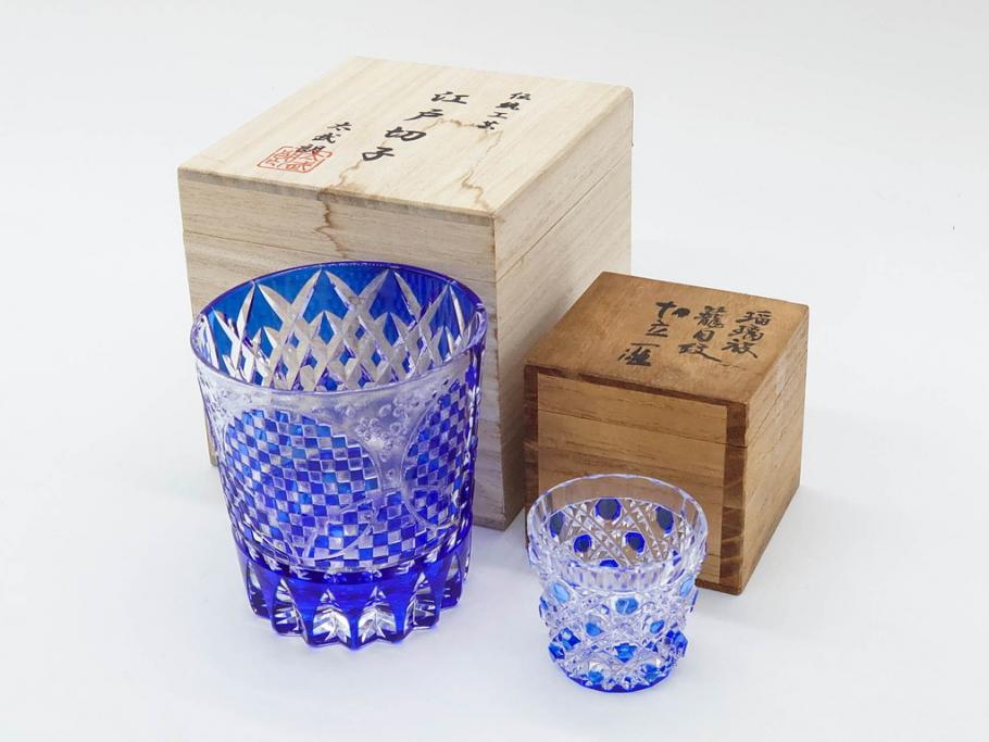 須田秀石　瑠璃被籠目紋　切立盃/伝統工芸　太武朗　江戸切子　色被せ　グラス　繊細な輝きに見惚れる切子2点セット(青、桜、硝子、杯、酒器、共箱付)(R-082758)