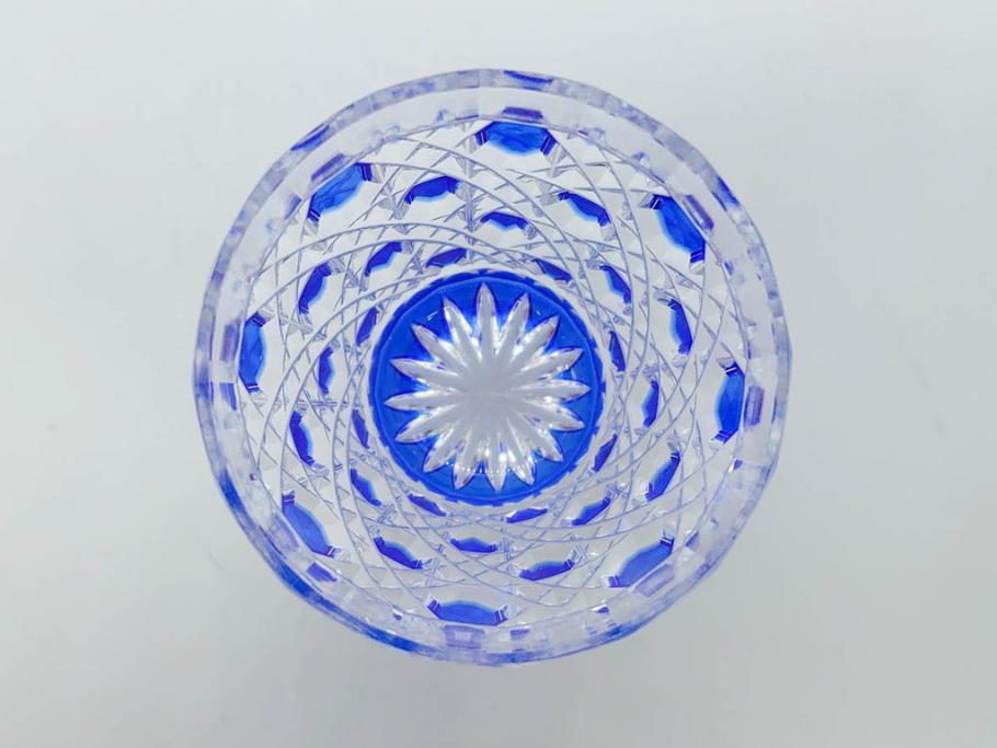 須田秀石　瑠璃被籠目紋　切立盃/伝統工芸　太武朗　江戸切子　色被せ　グラス　繊細な輝きに見惚れる切子2点セット(青、桜、硝子、杯、酒器、共箱付)(R-082758)