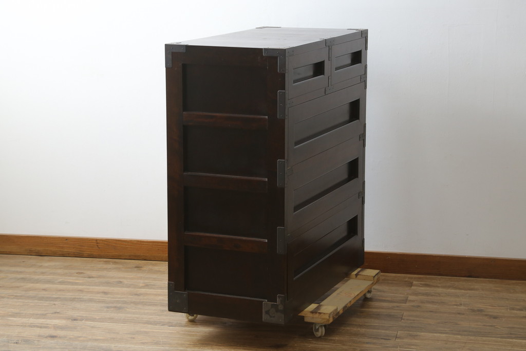 中古　美品　松本民芸家具　高山式　直線的なデザインが洗練された雰囲気を醸し出す金具付きタンス(チェスト、衣装箪笥、収納たんす、引き出し)(定価約50万円)(R-082400)