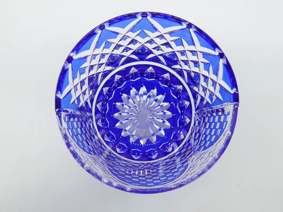 須田秀石　瑠璃被籠目紋　切立盃/伝統工芸　太武朗　江戸切子　色被せ　グラス　繊細な輝きに見惚れる切子2点セット(青、桜、硝子、杯、酒器、共箱付)(R-082758)
