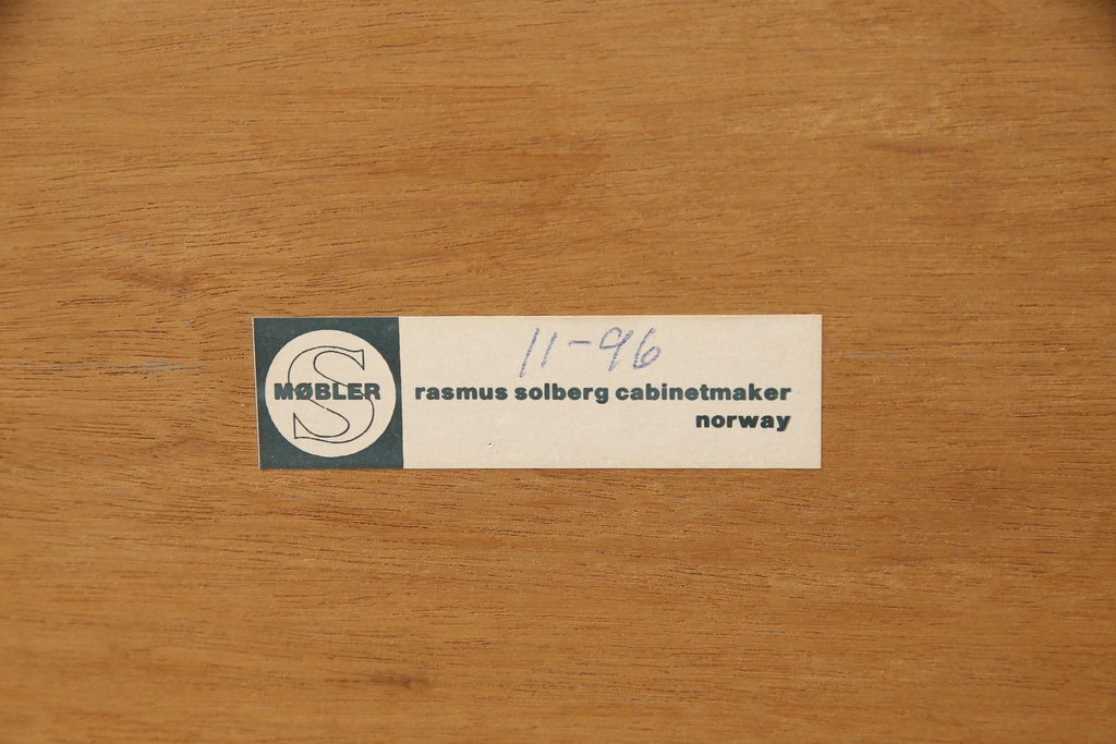 北欧ビンテージ　美品　ノルウェー　S MOBLER(モブラー)　rasmus solberg cabinetmaker norway(ラスムスソルベルグ)　ローズウッド材　シンプルなデザインで取り入れやすいセンターテーブル(ローテーブル、作業台、ヴィンテージ)(R-058056)