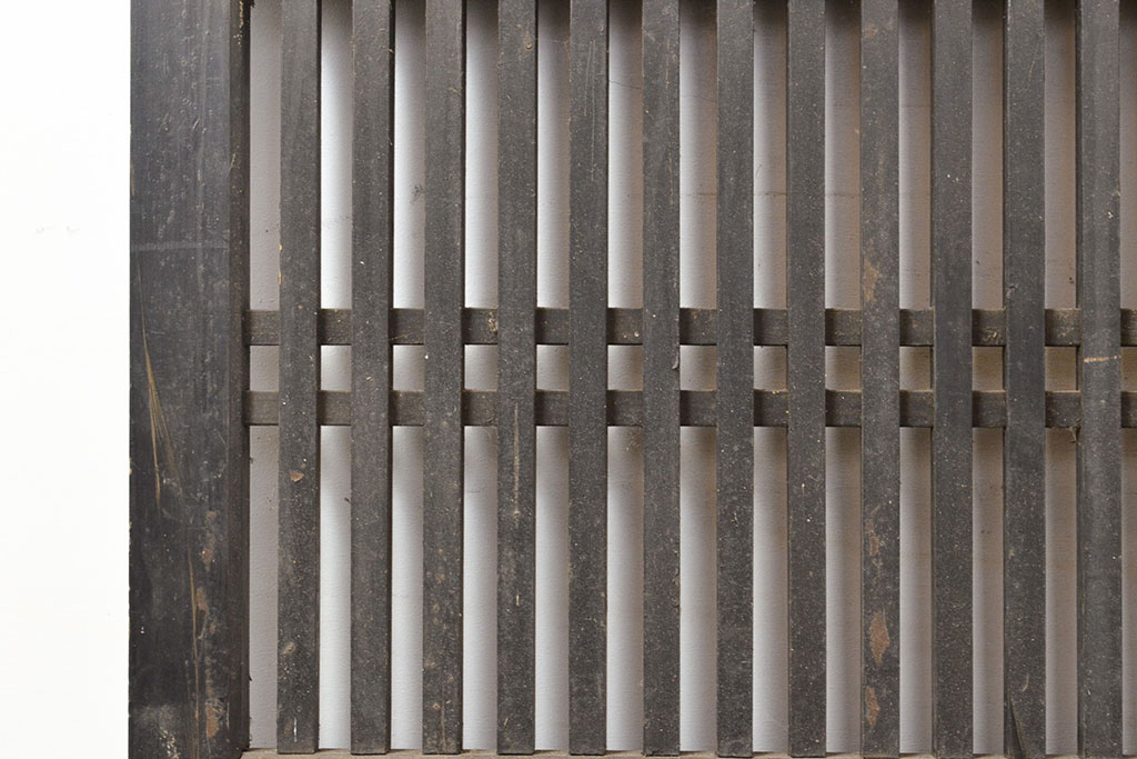 アンティーク建具　明治大正期　赤みがかった茶色と黒のコントラストがおしゃれな格子帯戸3枚セット(引き戸)(R-051167)