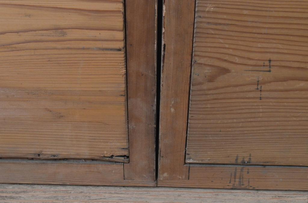 アンティーク建具　透かし彫りが目を惹く縦桟の引き戸窓2枚セット(板戸、格子戸)(R-067993)
