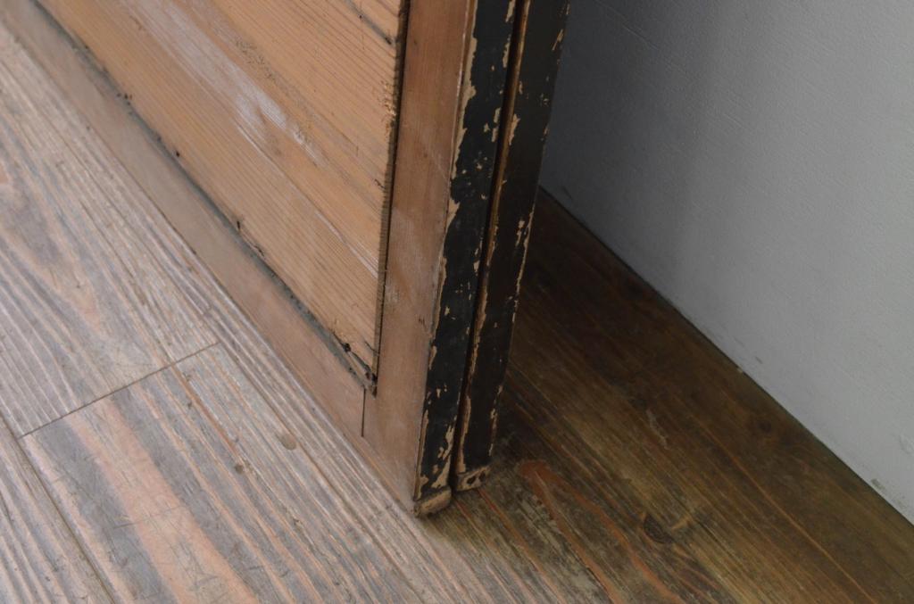 アンティーク建具　透かし彫りが目を惹く縦桟の引き戸窓2枚セット(板戸、格子戸)(R-067993)