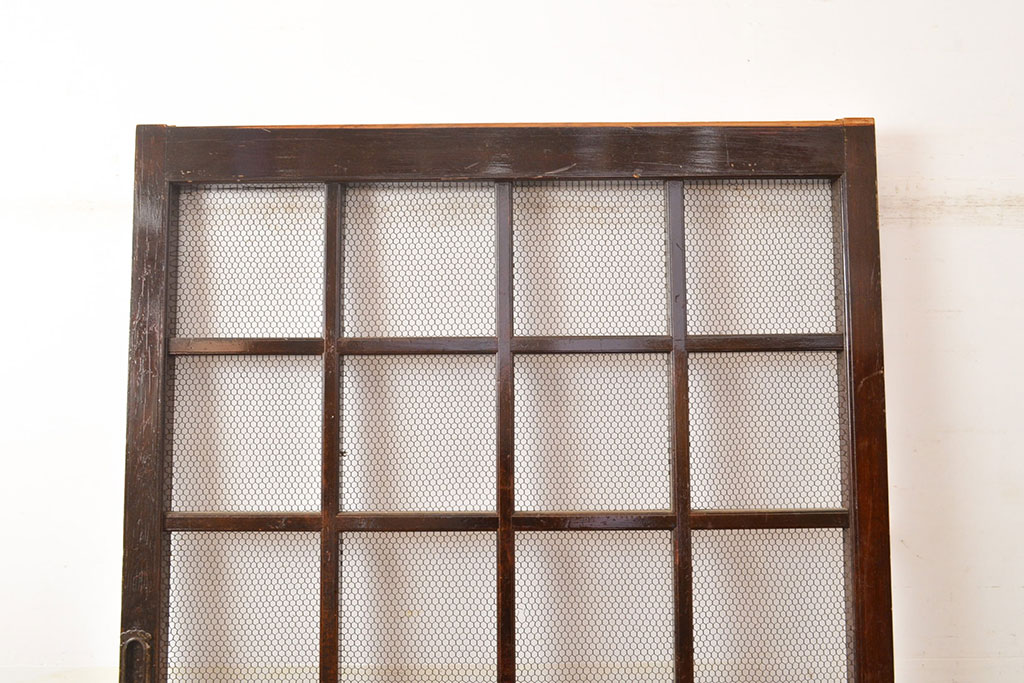 アンティーク建具　明治大正期　亀甲金網付き　深みのある色合いが魅力!和の風情あふれる格子蔵戸(きつね格子、狐格子、格子戸、マス目、升目、玄関戸、引き戸)(R-050912)