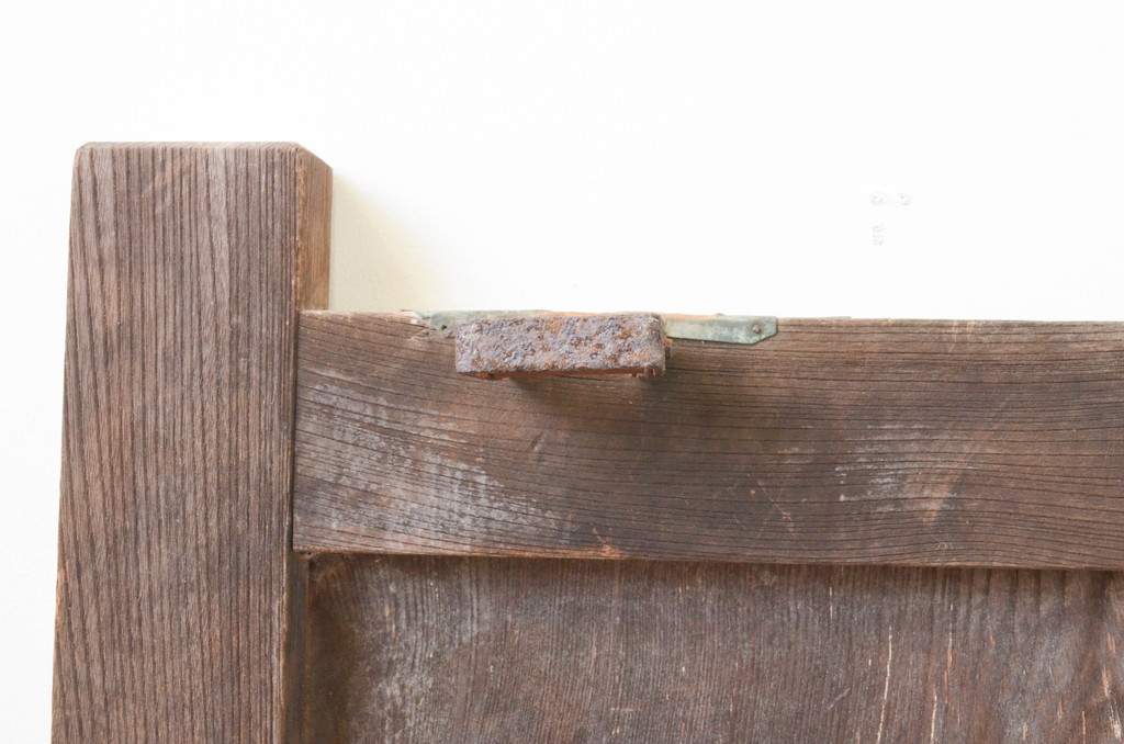 アンティーク建具　一枚板　総欅(ケヤキ)材　古き時代の味わいが魅力的な門扉の小扉1枚(ドア、蔵戸、木製扉)(R-066783)