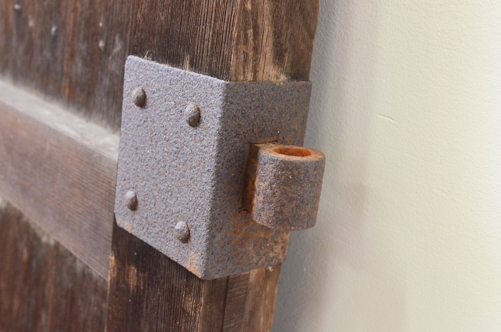 アンティーク建具　一枚板　総欅(ケヤキ)材　古き時代の味わいが魅力的な門扉の小扉1枚(ドア、蔵戸、木製扉)(R-066783)