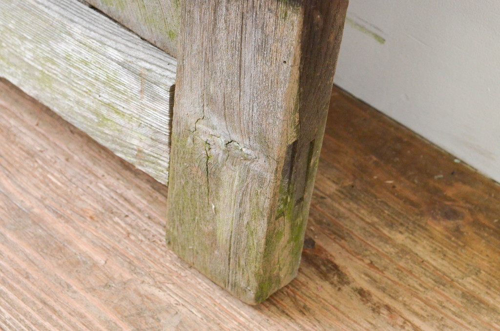 アンティーク建具　一枚板　総欅(ケヤキ)材　古き時代の味わいが魅力的な門扉の小扉1枚(ドア、蔵戸、木製扉)(R-066783)