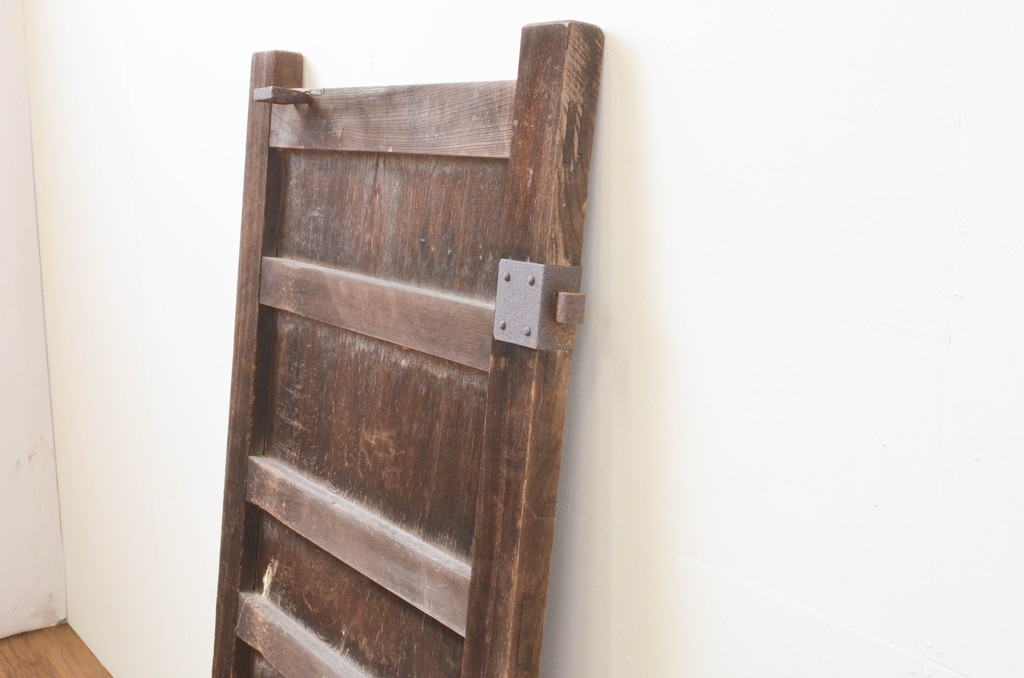 アンティーク建具　一枚板　総欅(ケヤキ)材　古き時代の味わいが魅力的な門扉の小扉1枚(ドア、蔵戸、木製扉)(R-066783)