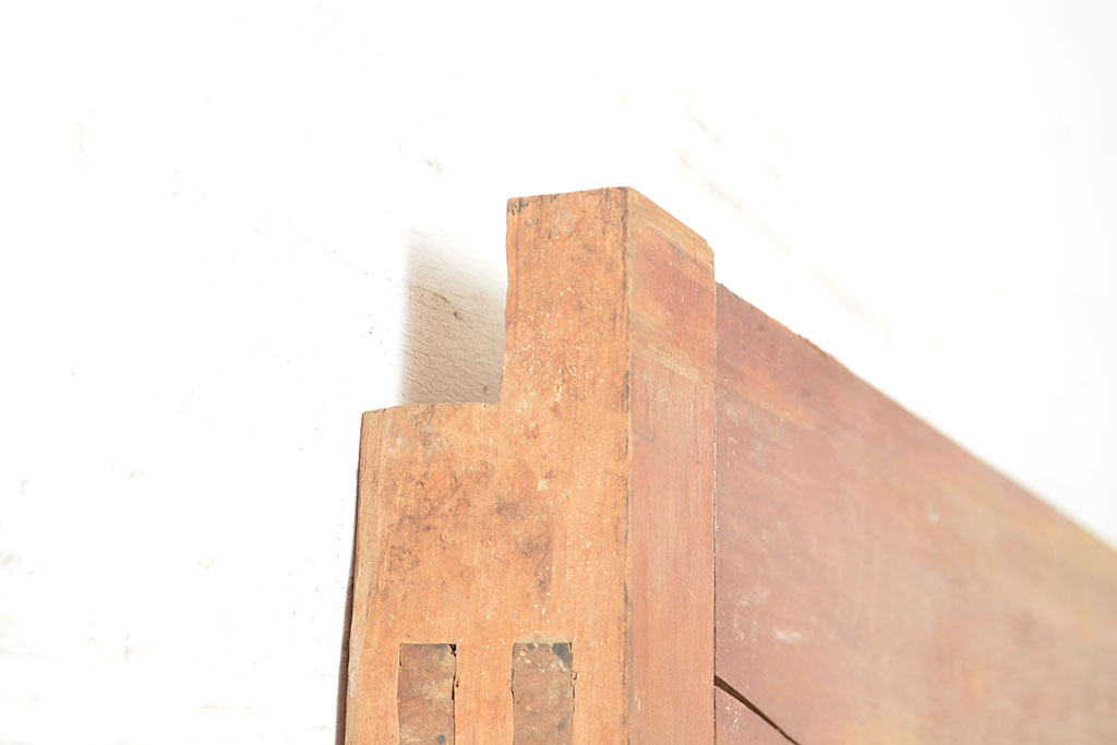 アンティーク建具　赤みがかった木色と縦桟のつくりが上品な雰囲気を高めるヒノキ材製蔵戸(引き戸、玄関戸)(R-049097)