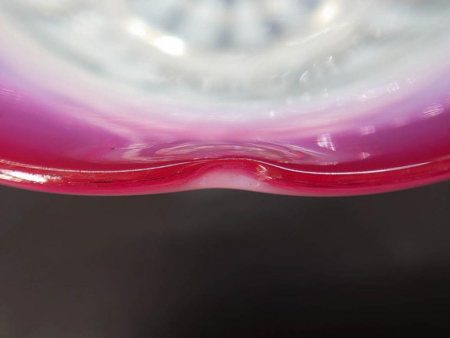 当時物　大正～昭和初期　菖蒲に蝶文　赤縁　乳白色　輪花　アイスクリームコップ　優雅な佇まいの氷コップ(あやめ、花、小鉢、吹きガラス、硝子、深皿)(R-082785)
