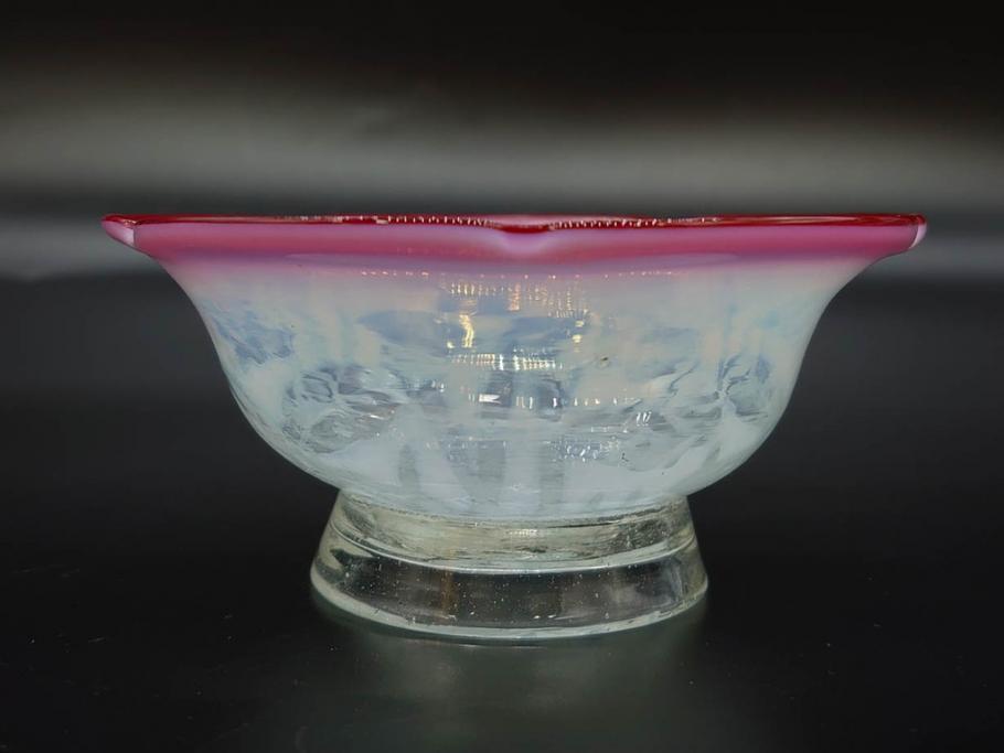 当時物　大正～昭和初期　菖蒲に蝶文　赤縁　乳白色　輪花　アイスクリームコップ　優雅な佇まいの氷コップ(あやめ、花、小鉢、吹きガラス、硝子、深皿)(R-082785)