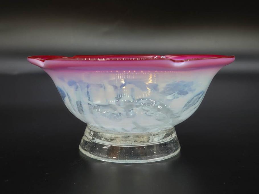 当時物　大正～昭和初期　菖蒲に蝶文　赤縁　乳白色　輪花　アイスクリームコップ　優雅な佇まいの氷コップ(あやめ、花、小鉢、吹きガラス、硝子、深皿)(R-082785)