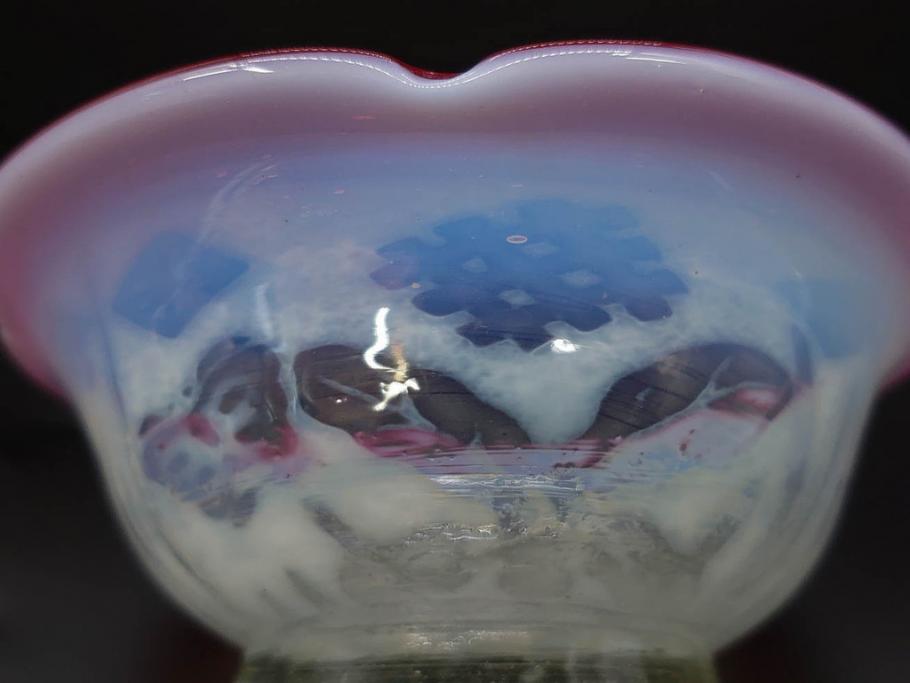 当時物　大正～昭和初期　菖蒲に蝶文　赤縁　乳白色　輪花　アイスクリームコップ　優雅な佇まいの氷コップ(あやめ、花、小鉢、吹きガラス、硝子、深皿)(R-082785)