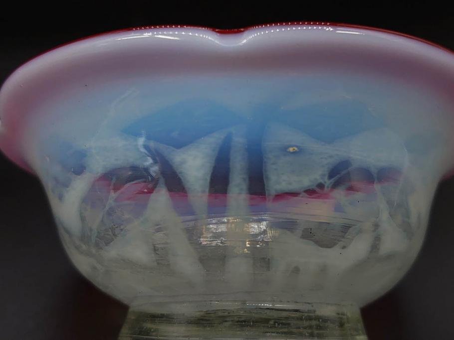 当時物　大正～昭和初期　菖蒲に蝶文　赤縁　乳白色　輪花　アイスクリームコップ　優雅な佇まいの氷コップ(あやめ、花、小鉢、吹きガラス、硝子、深皿)(R-082785)