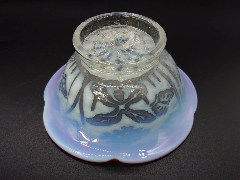 当時物　大正～昭和初期　菖蒲に蝶文　赤縁　乳白色　輪花　アイスクリームコップ　優雅な佇まいの氷コップ(あやめ、花、小鉢、吹きガラス、硝子、深皿)(R-082785)