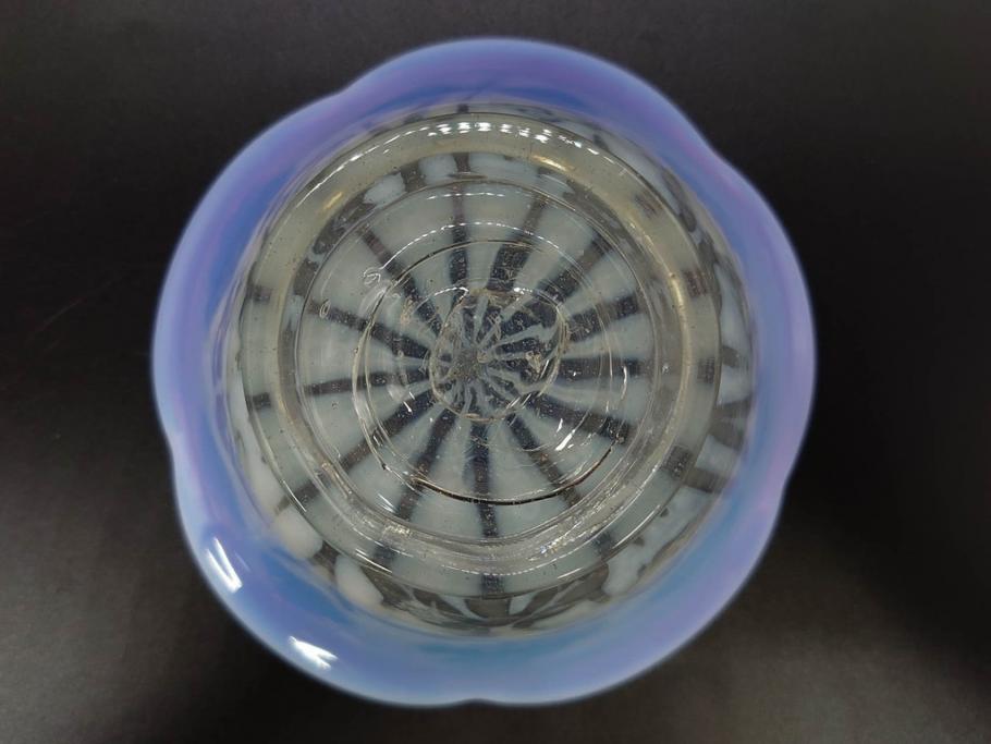 当時物　大正～昭和初期　菖蒲に蝶文　赤縁　乳白色　輪花　アイスクリームコップ　優雅な佇まいの氷コップ(あやめ、花、小鉢、吹きガラス、硝子、深皿)(R-082785)