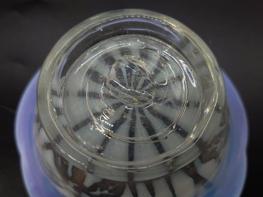 当時物　大正～昭和初期　菖蒲に蝶文　赤縁　乳白色　輪花　アイスクリームコップ　優雅な佇まいの氷コップ(あやめ、花、小鉢、吹きガラス、硝子、深皿)(R-082785)