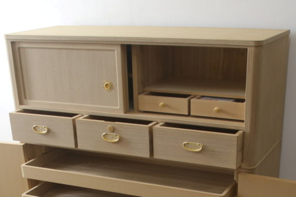 中古　広島・府中家具　日本伝統木芸士　大畠輝登作　備後府中　寿山作　金色の装飾が上品な雰囲気を醸し出す 総桐箪笥・上段(総桐たんす、胴丸、和タンス、収納棚、戸棚、ローボード、テレビ台、テレビボード、引き出し、サイドボード)(R-082950)
