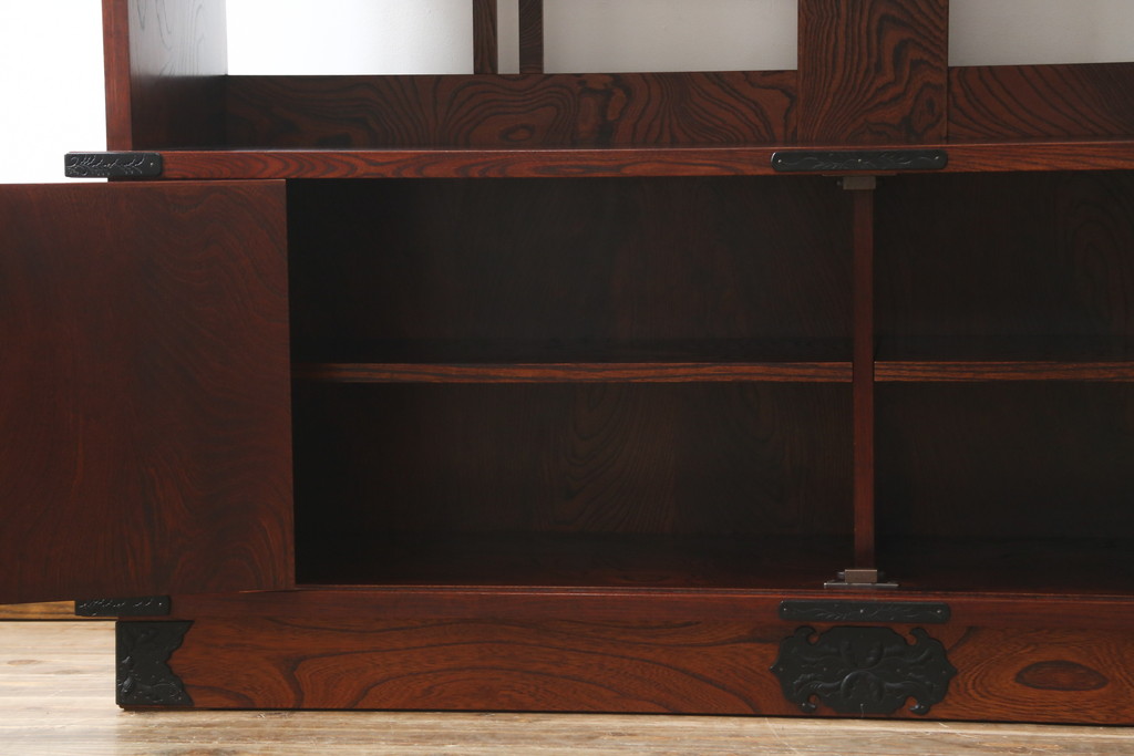 中古　美品　岩谷堂箪笥　和モダンな空間づくりにおすすめの飾り棚(陳列棚、収納棚、戸棚、茶棚)(R-081438)