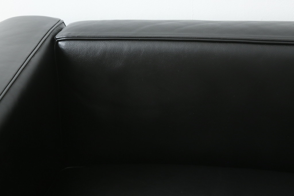 中古　Cassina(カッシーナ)　ル・コルビュジエ(Le Corbusier)　LC3　GRAND MODELE(グラン モデル)　シンプルモダンなデザインがかっこいい1人掛けソファ(1Pソファ、一人掛け)(定価約103万円)(R-062544)