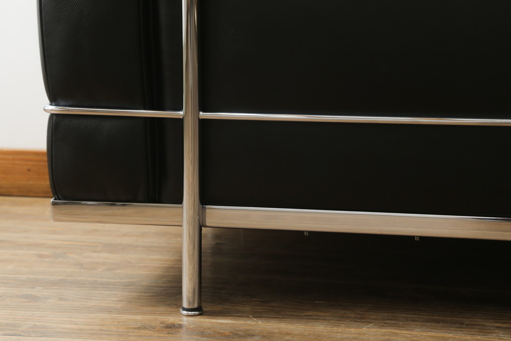 中古　Cassina(カッシーナ)　ル・コルビュジエ(Le Corbusier)　LC3　GRAND MODELE(グラン モデル)　シンプルモダンなデザインがかっこいい1人掛けソファ(1Pソファ、一人掛け)(定価約103万円)(R-062544)