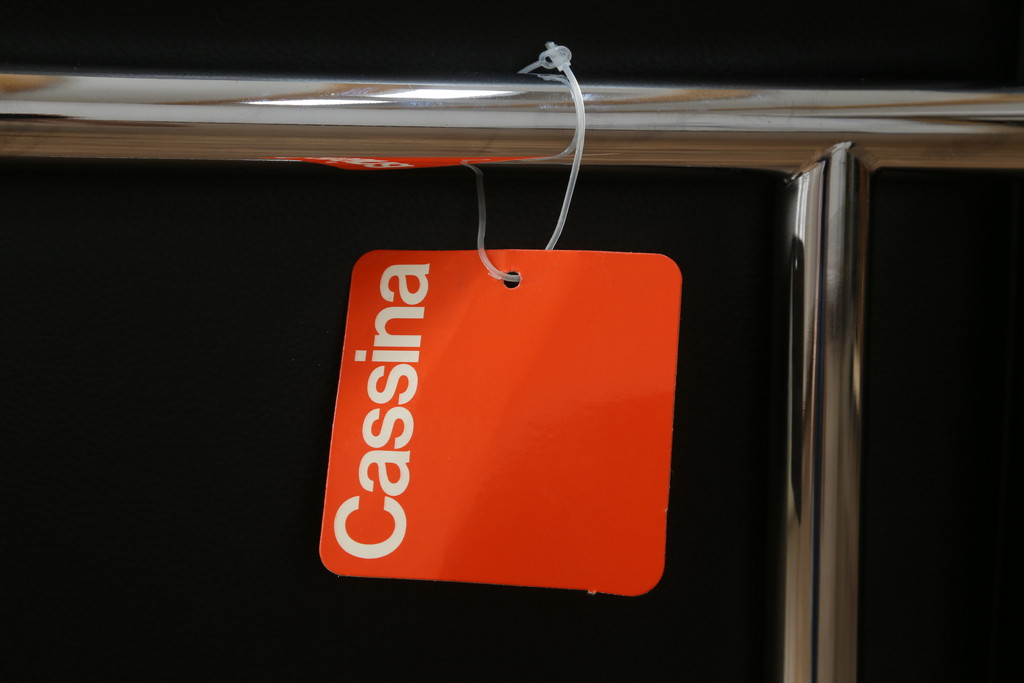中古　Cassina(カッシーナ)　ル・コルビュジエ(Le Corbusier)　LC3　GRAND MODELE(グラン モデル)　シンプルモダンなデザインがかっこいい1人掛けソファ(1Pソファ、一人掛け)(定価約103万円)(R-062544)