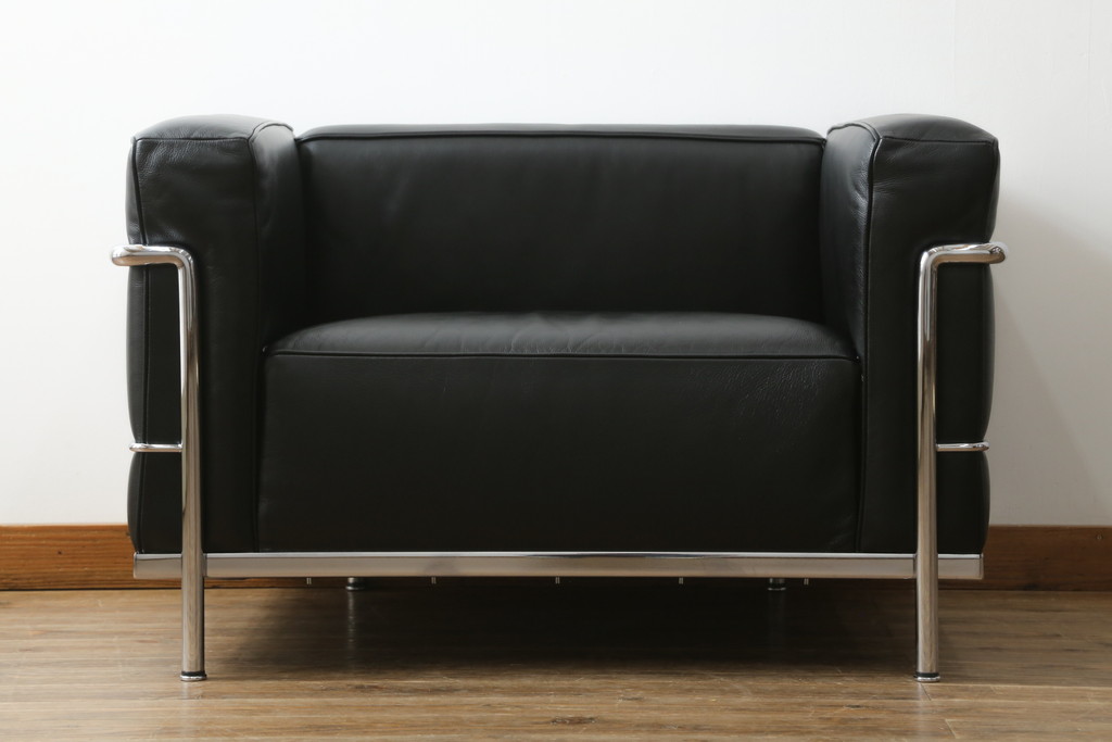 中古　Cassina(カッシーナ)　ル・コルビュジエ(Le Corbusier)　LC3　GRAND MODELE(グラン モデル)　シンプルモダンなデザインがかっこいい1人掛けソファ(1Pソファ、一人掛け)(定価約103万円)(R-062545)