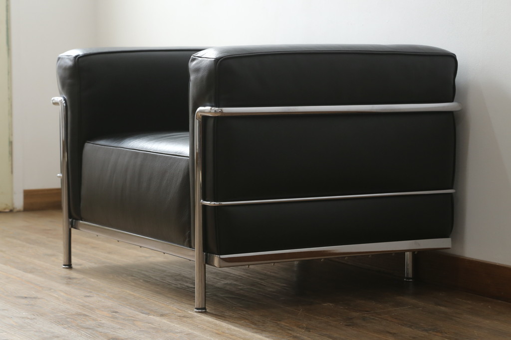 中古　Cassina(カッシーナ)　ル・コルビュジエ(Le Corbusier)　LC3　GRAND MODELE(グラン モデル)　シンプルモダンなデザインがかっこいい1人掛けソファ(1Pソファ、一人掛け)(定価約103万円)(R-062545)