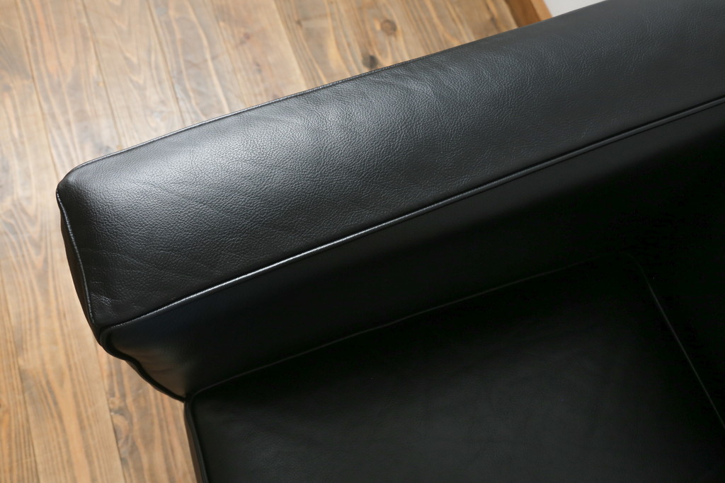 中古　Cassina(カッシーナ)　ル・コルビュジエ(Le Corbusier)　LC3　GRAND MODELE(グラン モデル)　シンプルモダンなデザインがかっこいい1人掛けソファ(1Pソファ、一人掛け)(定価約103万円)(R-062545)