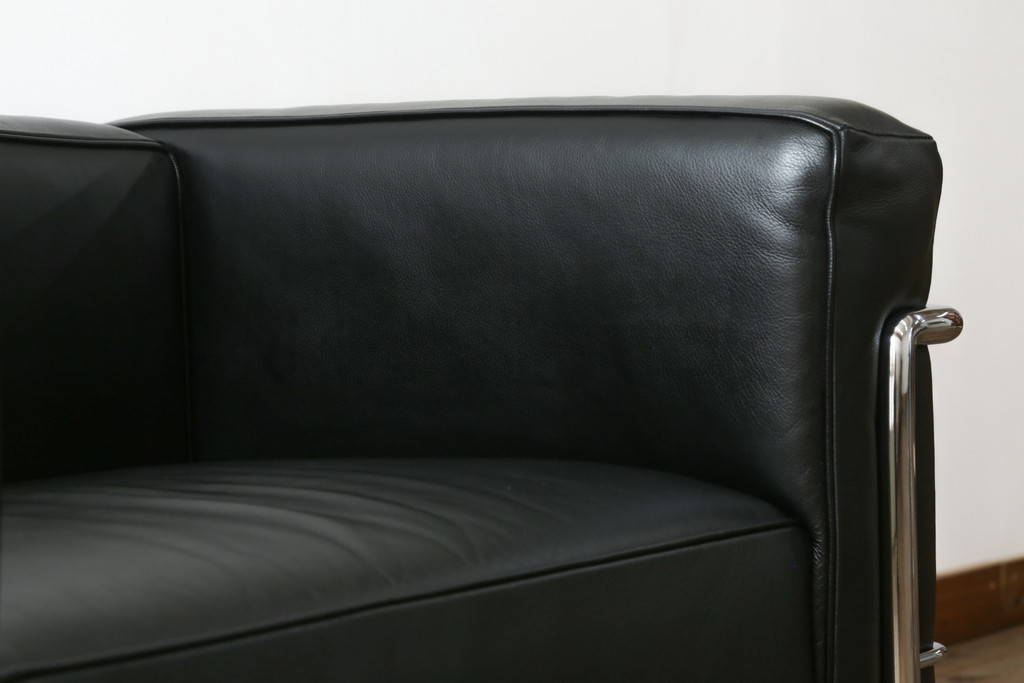 中古　Cassina(カッシーナ)　ル・コルビュジエ(Le Corbusier)　LC3　GRAND MODELE(グラン モデル)　シンプルモダンなデザインがかっこいい1人掛けソファ(1Pソファ、一人掛け)(定価約103万円)(R-062545)