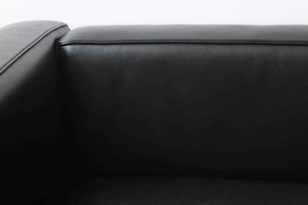 中古　Cassina(カッシーナ)　ル・コルビュジエ(Le Corbusier)　LC3　GRAND MODELE(グラン モデル)　シンプルモダンなデザインがかっこいい1人掛けソファ(1Pソファ、一人掛け)(定価約103万円)(R-062545)