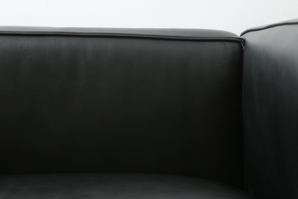 中古　Cassina(カッシーナ)　ル・コルビュジエ(Le Corbusier)　LC3　GRAND MODELE(グラン モデル)　シンプルモダンなデザインがかっこいい1人掛けソファ(1Pソファ、一人掛け)(定価約103万円)(R-062545)