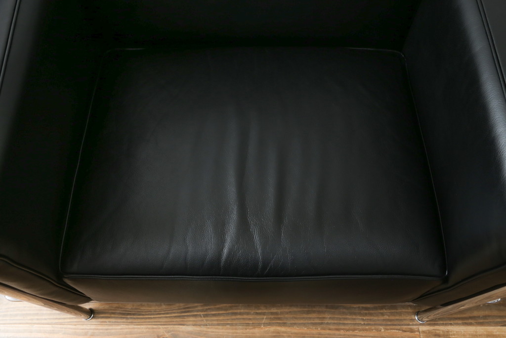 中古　Cassina(カッシーナ)　ル・コルビュジエ(Le Corbusier)　LC3　GRAND MODELE(グラン モデル)　シンプルモダンなデザインがかっこいい1人掛けソファ(1Pソファ、一人掛け)(定価約103万円)(R-062545)