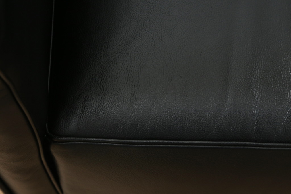 中古　Cassina(カッシーナ)　ル・コルビュジエ(Le Corbusier)　LC3　GRAND MODELE(グラン モデル)　シンプルモダンなデザインがかっこいい1人掛けソファ(1Pソファ、一人掛け)(定価約103万円)(R-062545)