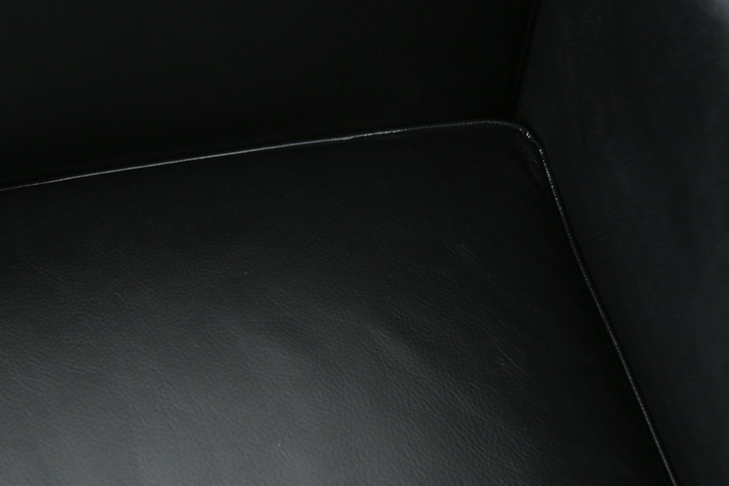 中古　Cassina(カッシーナ)　ル・コルビュジエ(Le Corbusier)　LC3　GRAND MODELE(グラン モデル)　シンプルモダンなデザインがかっこいい1人掛けソファ(1Pソファ、一人掛け)(定価約103万円)(R-062545)