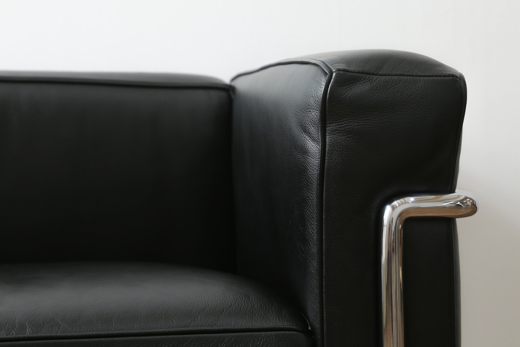 中古　Cassina(カッシーナ)　ル・コルビュジエ(Le Corbusier)　LC3　GRAND MODELE(グラン モデル)　シンプルモダンなデザインがかっこいい1人掛けソファ(1Pソファ、一人掛け)(定価約103万円)(R-062545)