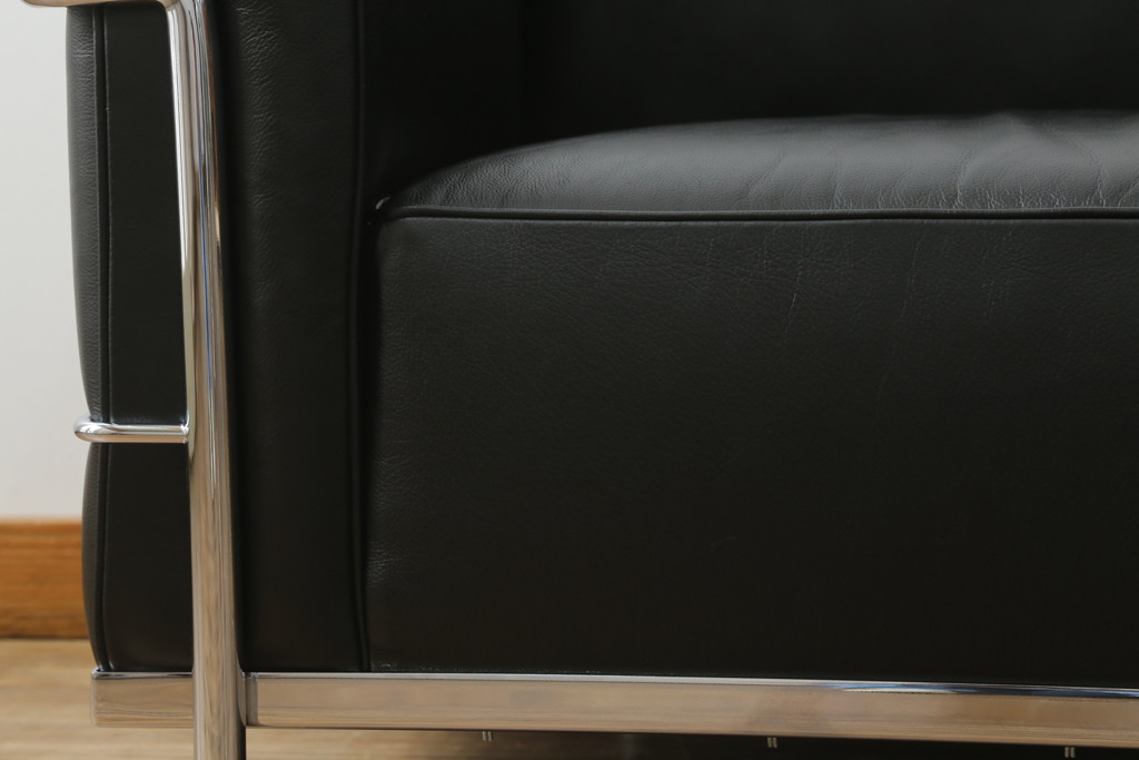 中古　Cassina(カッシーナ)　ル・コルビュジエ(Le Corbusier)　LC3　GRAND MODELE(グラン モデル)　シンプルモダンなデザインがかっこいい1人掛けソファ(1Pソファ、一人掛け)(定価約103万円)(R-062545)