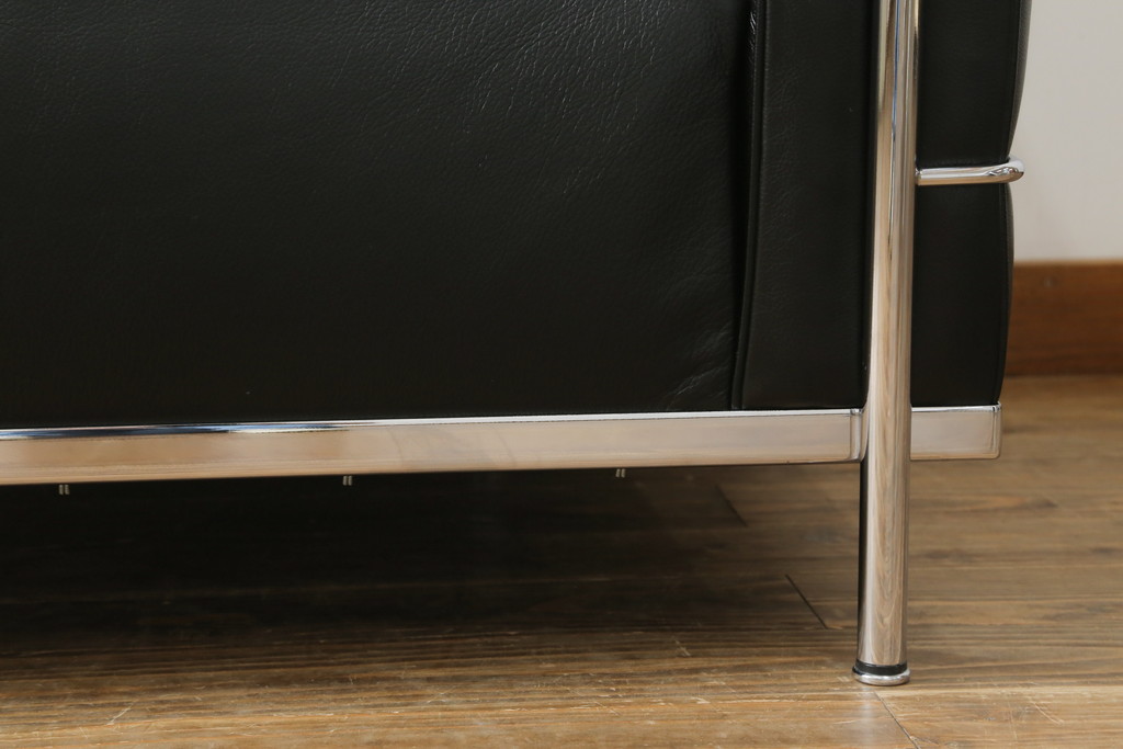 中古　Cassina(カッシーナ)　ル・コルビュジエ(Le Corbusier)　LC3　GRAND MODELE(グラン モデル)　シンプルモダンなデザインがかっこいい1人掛けソファ(1Pソファ、一人掛け)(定価約103万円)(R-062545)