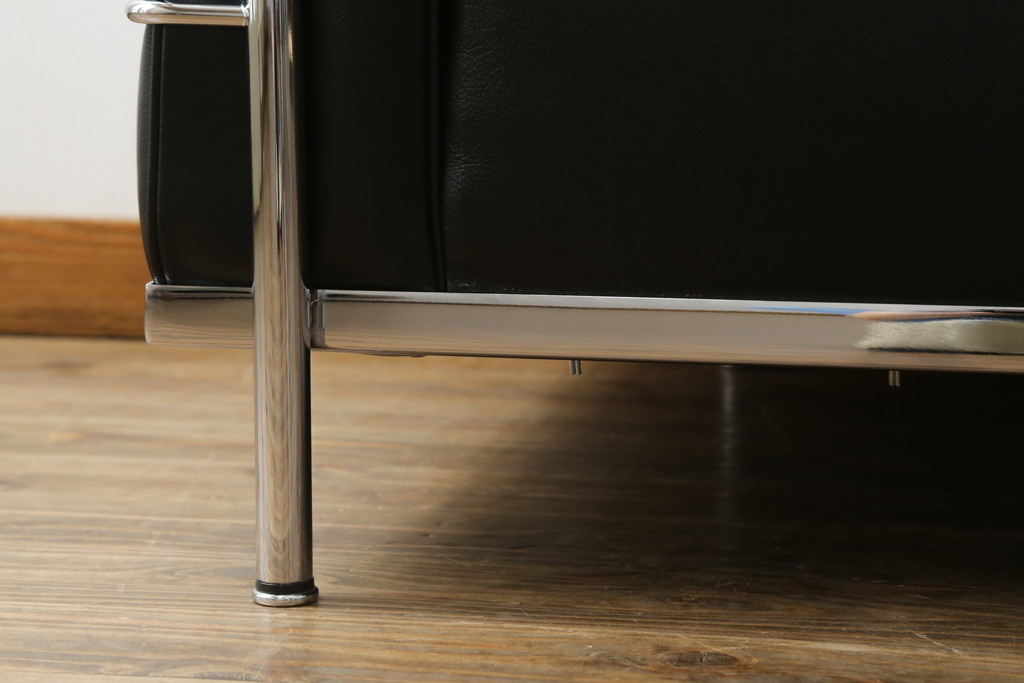中古　Cassina(カッシーナ)　ル・コルビュジエ(Le Corbusier)　LC3　GRAND MODELE(グラン モデル)　シンプルモダンなデザインがかっこいい1人掛けソファ(1Pソファ、一人掛け)(定価約103万円)(R-062545)