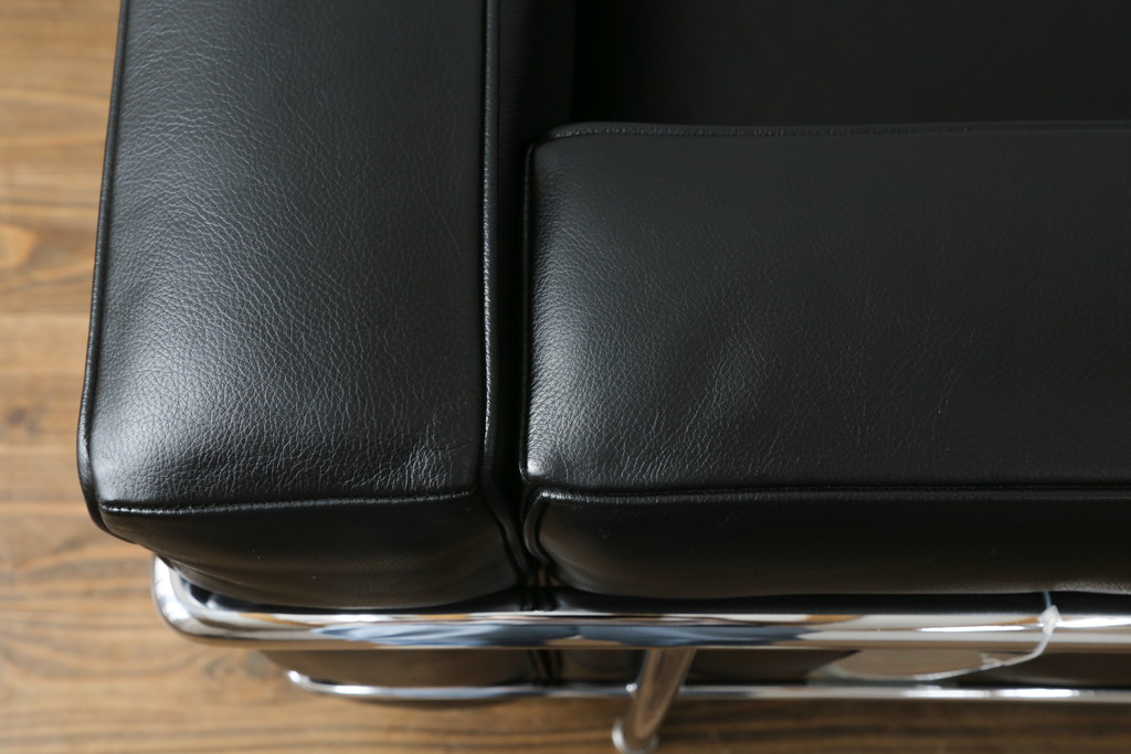中古　Cassina(カッシーナ)　ル・コルビュジエ(Le Corbusier)　LC3　GRAND MODELE(グラン モデル)　シンプルモダンなデザインがかっこいい1人掛けソファ(1Pソファ、一人掛け)(定価約103万円)(R-062545)