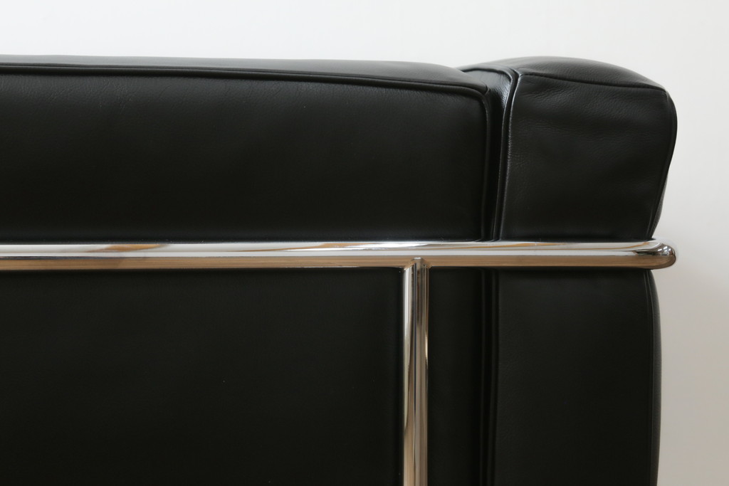 中古　Cassina(カッシーナ)　ル・コルビュジエ(Le Corbusier)　LC3　GRAND MODELE(グラン モデル)　シンプルモダンなデザインがかっこいい1人掛けソファ(1Pソファ、一人掛け)(定価約103万円)(R-062545)