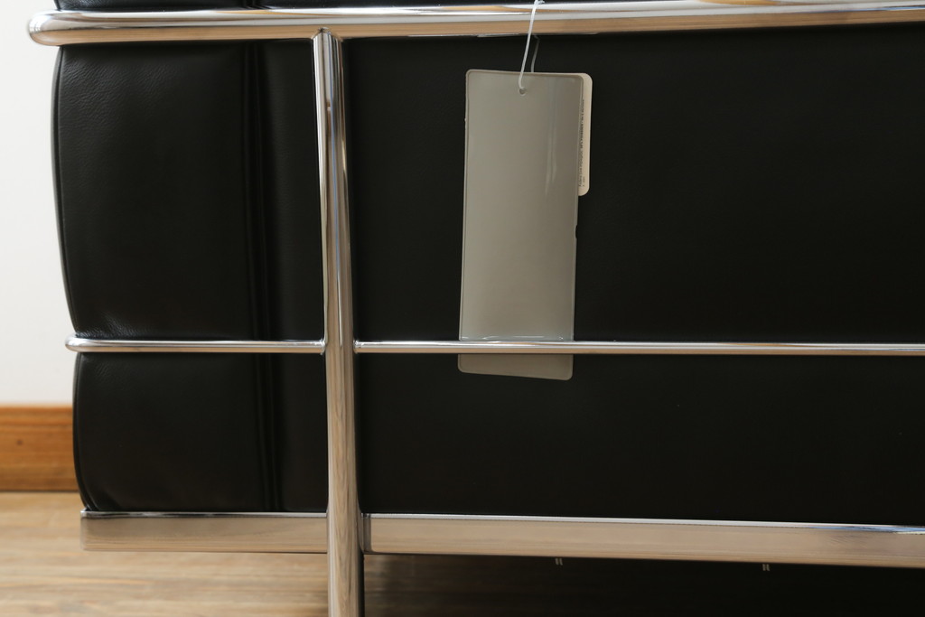 中古　Cassina(カッシーナ)　ル・コルビュジエ(Le Corbusier)　LC3　GRAND MODELE(グラン モデル)　シンプルモダンなデザインがかっこいい1人掛けソファ(1Pソファ、一人掛け)(定価約103万円)(R-062545)