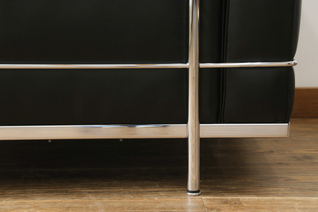 中古　Cassina(カッシーナ)　ル・コルビュジエ(Le Corbusier)　LC3　GRAND MODELE(グラン モデル)　シンプルモダンなデザインがかっこいい1人掛けソファ(1Pソファ、一人掛け)(定価約103万円)(R-062545)
